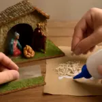 Come incollare la ghiaia decorativa senza sporcare le scene del presepe? Il trucco anti-disastro degli esperti